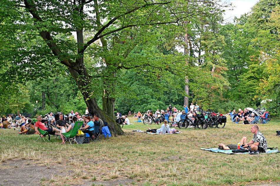 Außerhalb des Geländes machten es sich viele gemütlich und lauschten den Gute-Laune-Hits des Sängers und seiner Band.