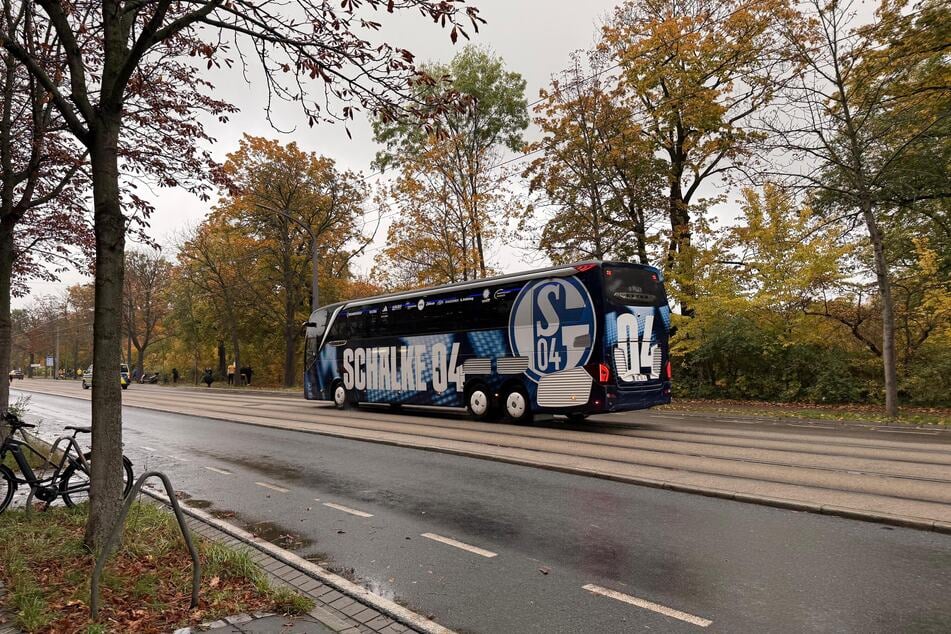 Zuerst fuhr der Mannschaftsbus vom FC Schalke 04 vorm Rudolf-Harbig-Stadion vor.