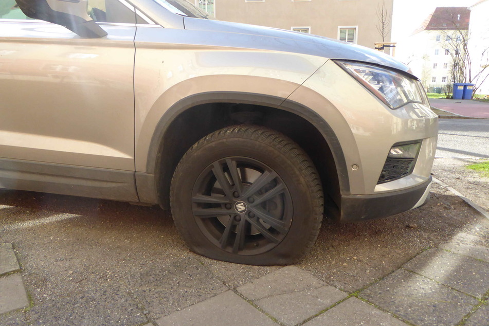Die betroffenen Fahrzeuge standen während der Tatzeit unter anderem an der Franz-Mehring-Straße.