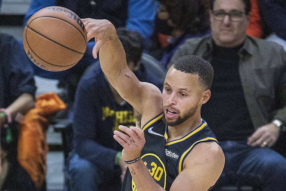 Steph Curry scored a game-high 30 points against the Celtics on Friday night.