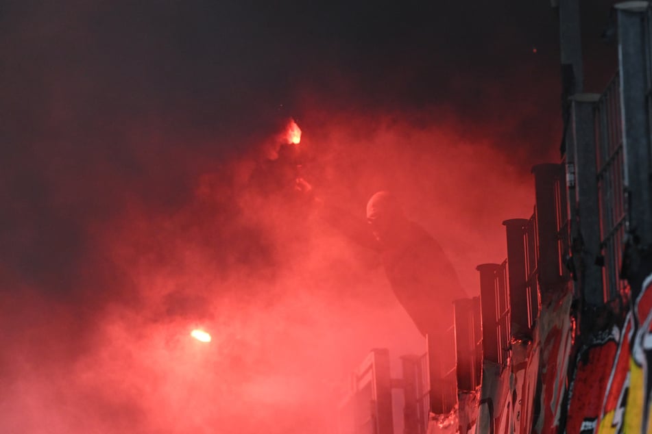 Pyrotechnik im Stadion gilt gemeinhin als gefährlich - für viele Fans aber auch als Ausdruck von Leidenschaft und Stimmungskultur.