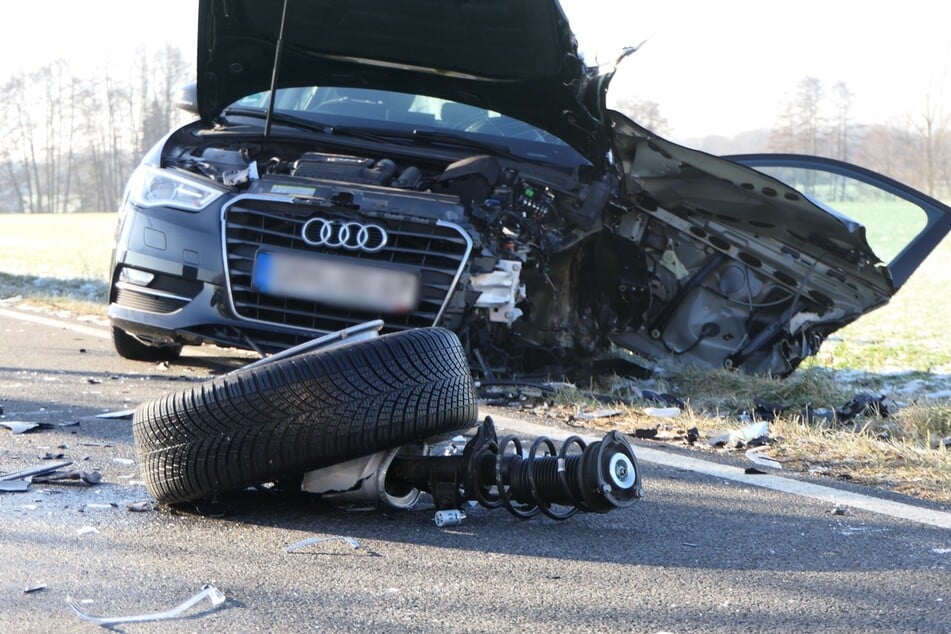 Der Zusammenstoß war so heftig, dass bei dem Audi ein Vorderrad abgerissen wurde.