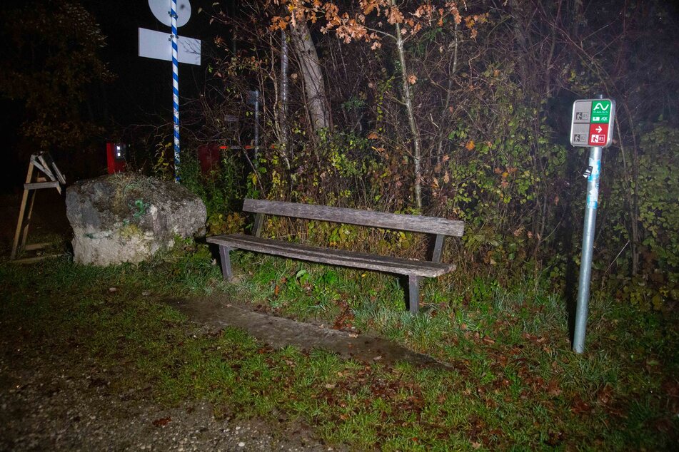 Auf einer Parkbank in Weilheim fand ein Passant eine Leiche.