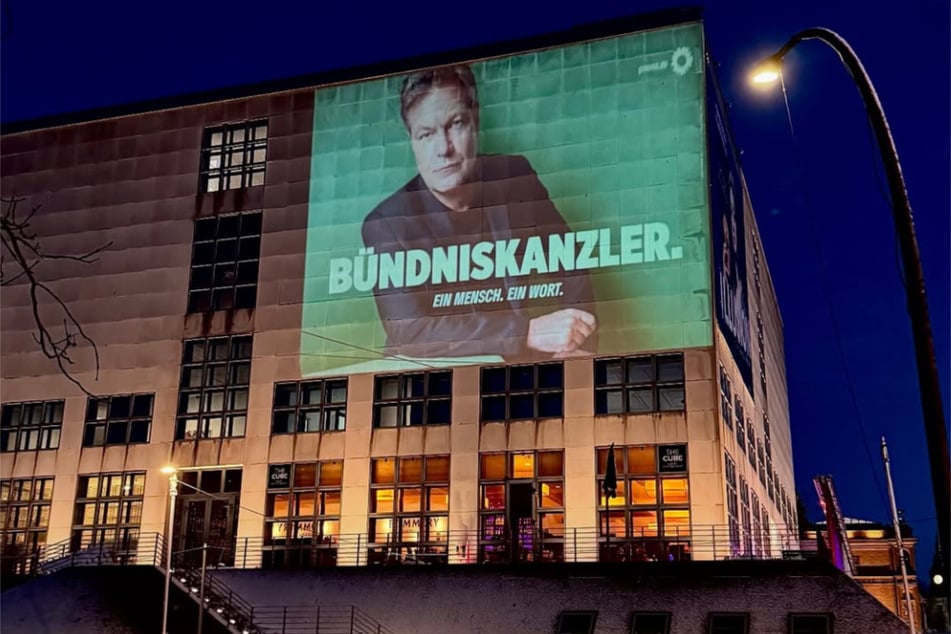 Mithilfe eines Beamers wurde am 3. Januar ein Wahlplakat der Grünen auf die Fassade der Hamburger Kunsthalle projiziert.