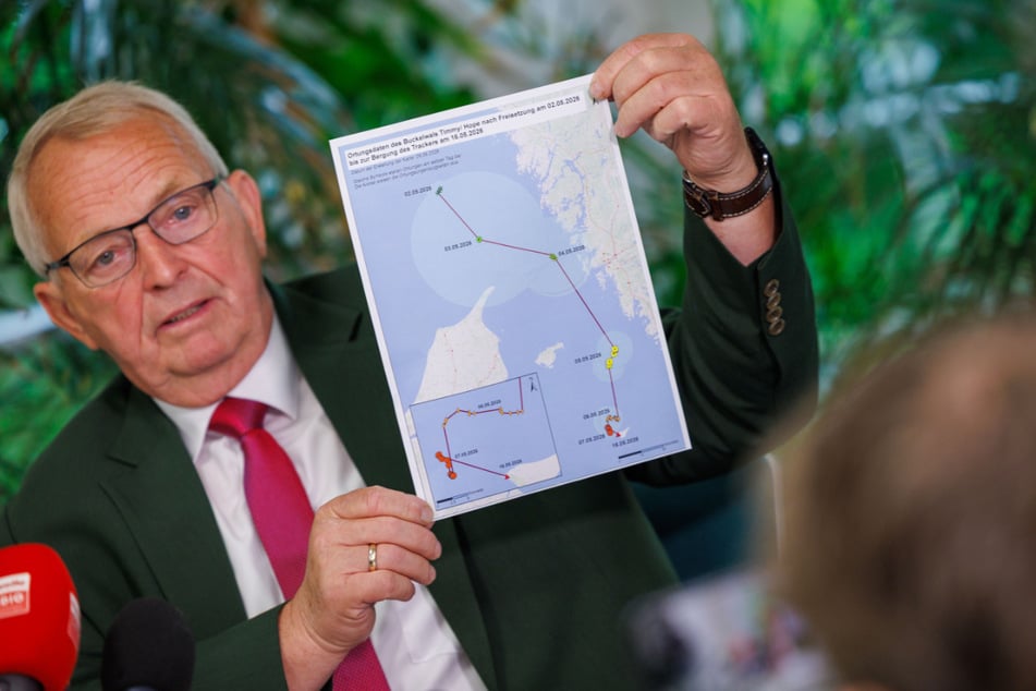 Till Backhaus (67, SPD) genehmigte eine umstrittenen Aktion, bei der das Tier mit einem Lastkahn in die Nordsee gebracht wurde. Daten des Trackers zeigten die kurze Reise des Wals nach der Freilassung.