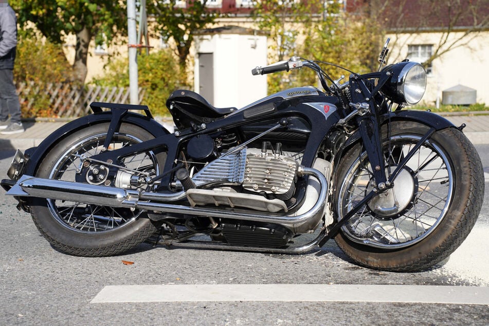 Die historische Zündapp K 800 aus den 1930ern wurde dem Anschein nach leicht beschädigt.