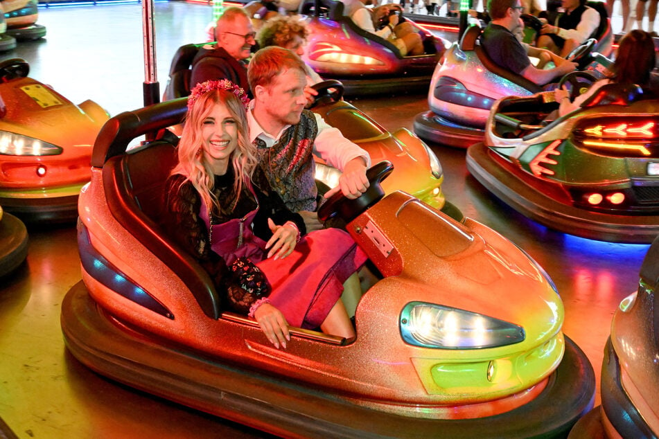 Der Kölner Comedian fuhr auf den Wiesn mit Cathy Hummels (36) Autoscooter.