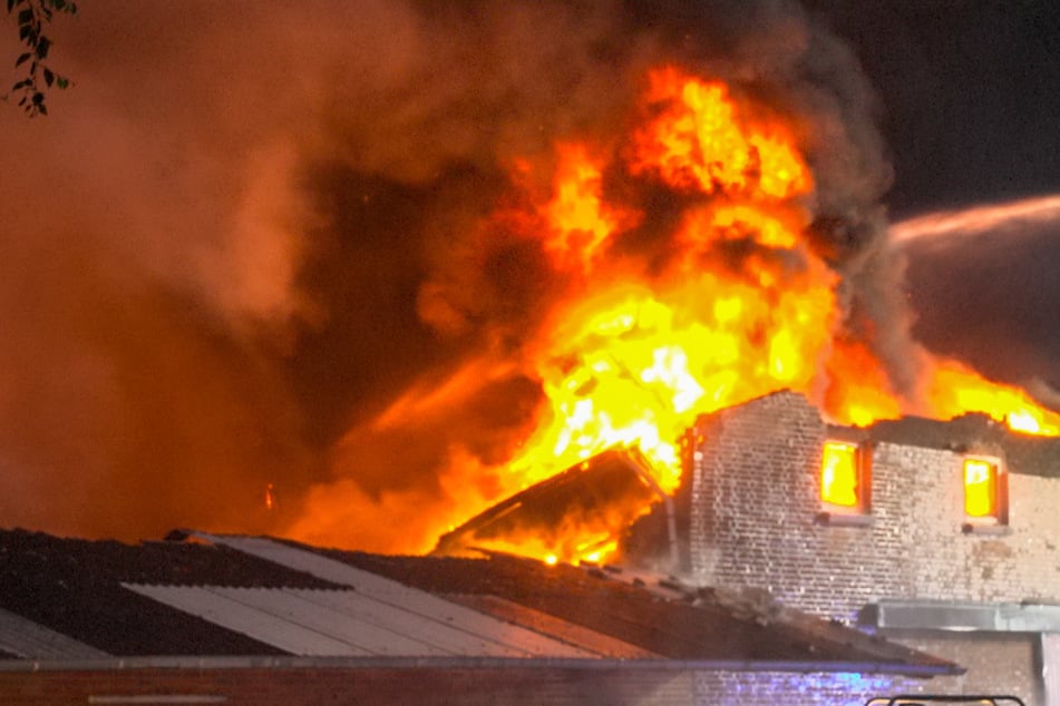 Lagerhalle steht in Flammen! Anwohner werden gewarnt