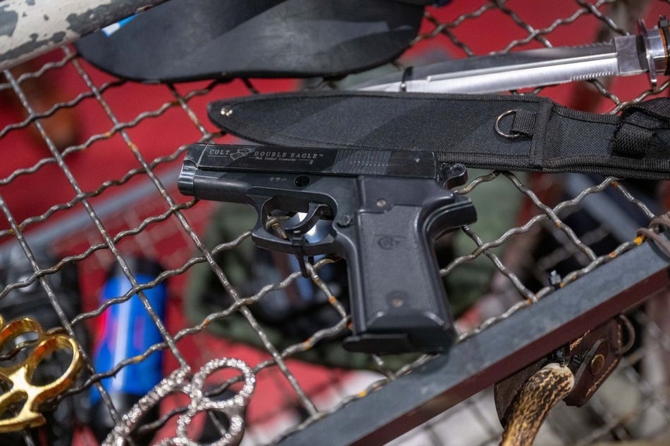 Illegale Pistolen gelangen laut Ermittlern häufig aus dem Ausland nach Berlin. (Symbolfoto)