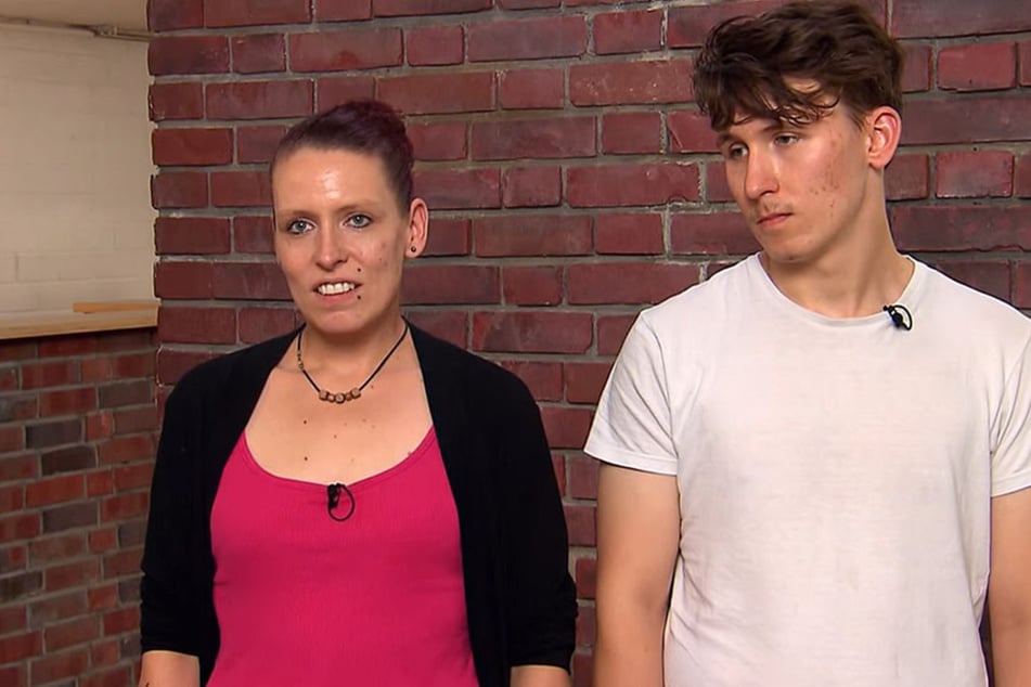 Tina Mühlfeld und ihr Sohn Kevin wollen bei "Bares für Rares" ein Schmuckset der Oma verkaufen.