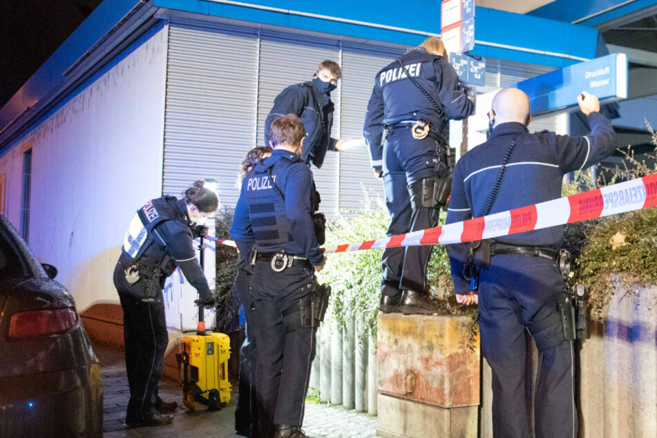 Die Polizei ermittelt nach einem Messer-Angriff in Köln-Mülheim.