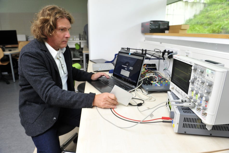 Nur eine halbe Minute Sprachaufzeichnung reicht, um einen nahezu perfekten Stimmen-Klon eines Menschen zu erstellen, weiß Digitalforensiker Dirk Labudde (59) von der Hochschule Mittweida.