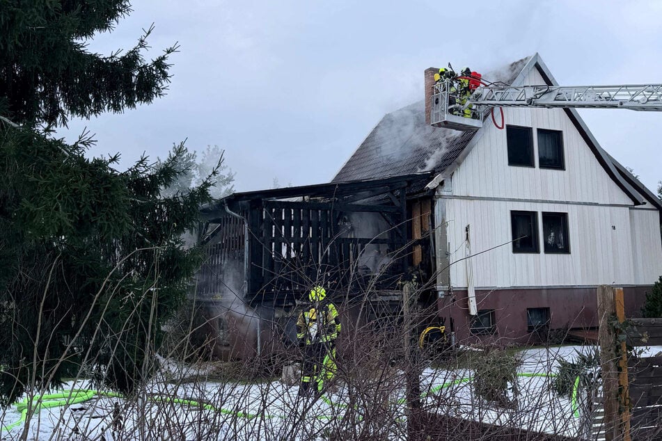 Haus steht in Ostsachsen in Flammen: Besitzer in Klinik