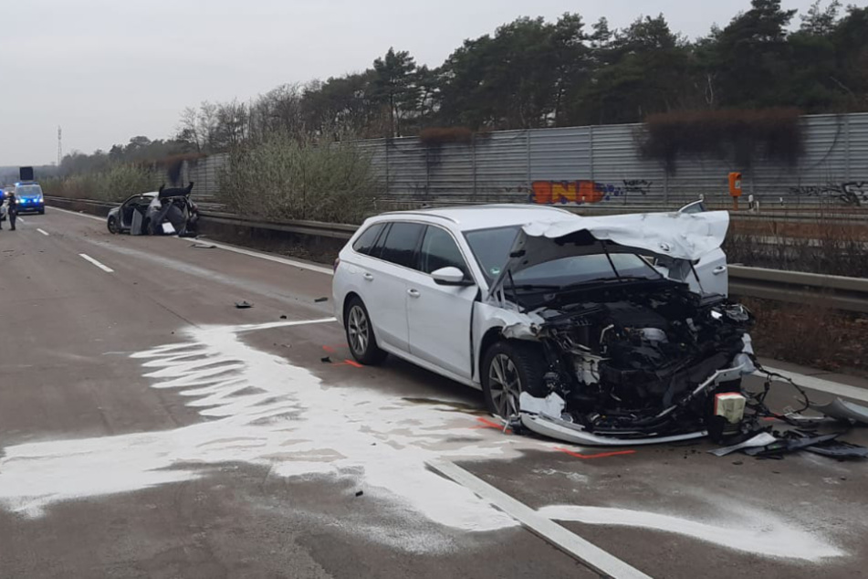 Erneut schwerer Unfall auf A2: Autofahrer in Fahrzeugen eingeklemmt!
