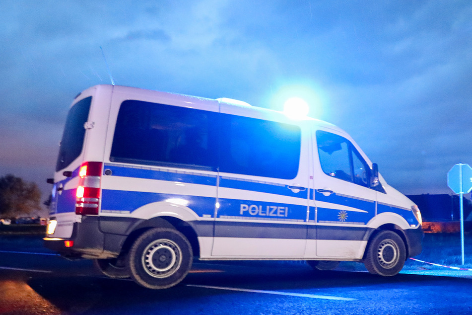 Beamte der Dresdner Polizei retteten am Freitagmorgen eine junge Frau von der Albertbrücke. (Symbolbild)