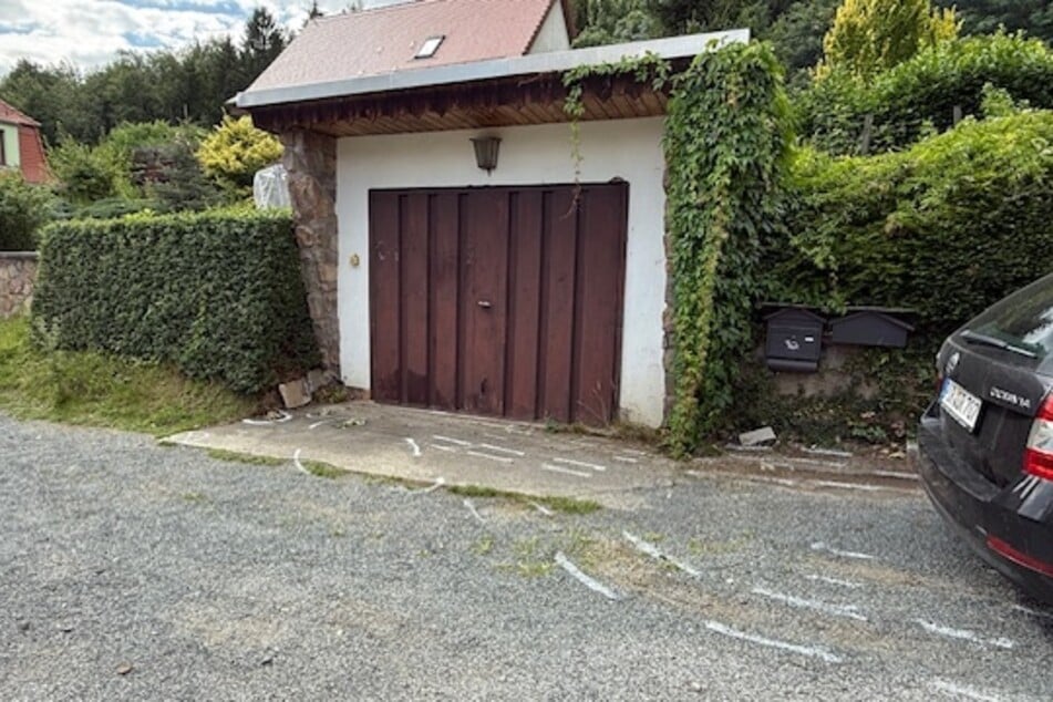 Die Frau wartete offenbar vor der Garage, wollte in das Auto steigen. Nun ist sie tot.