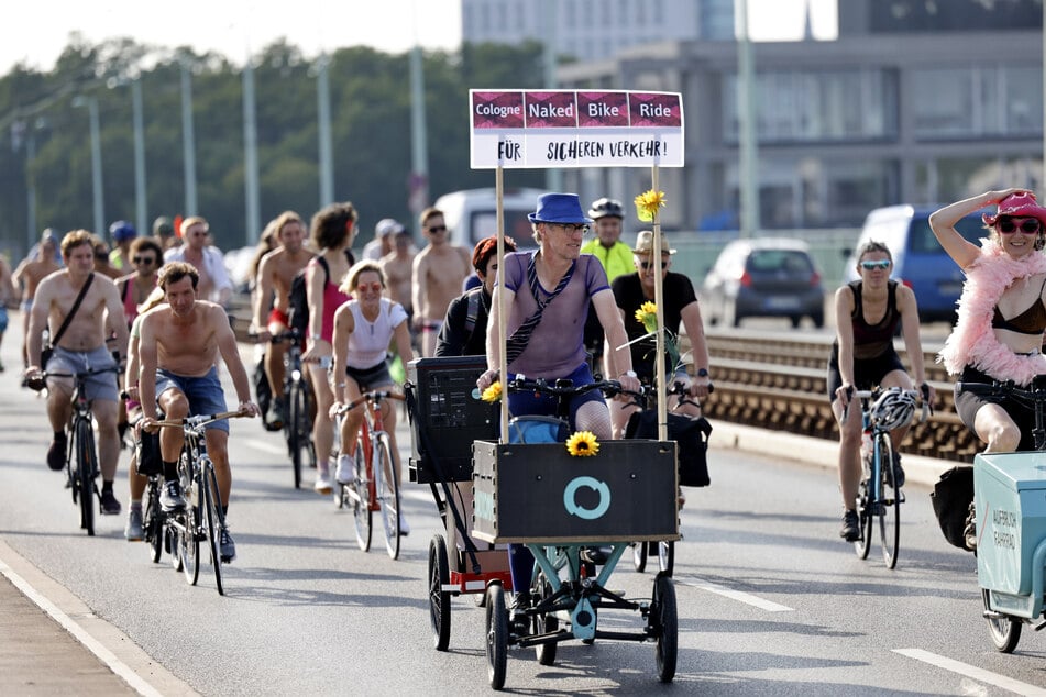 Weitgehend nackt wollen die Teilnehmerinnen und Teilnehmer der Protestaktion durch die Kölner Innenstadt radeln, um für mehr Verkehrssicherheit zu werben.