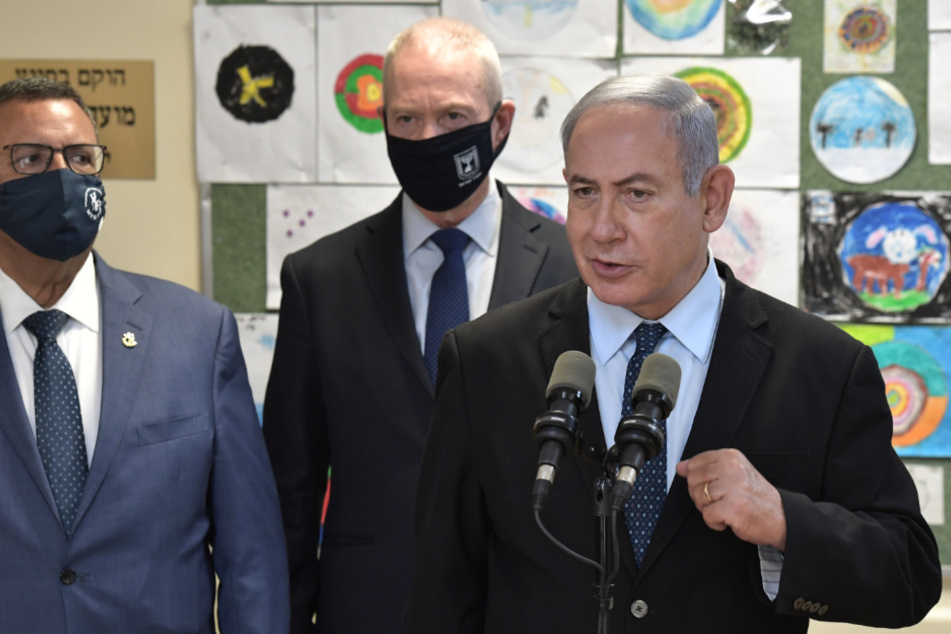 Benjamin Netanjahu (r), Ministerpräsident von Israel, und Joav Galant (M), Bildungsminister von Israel.