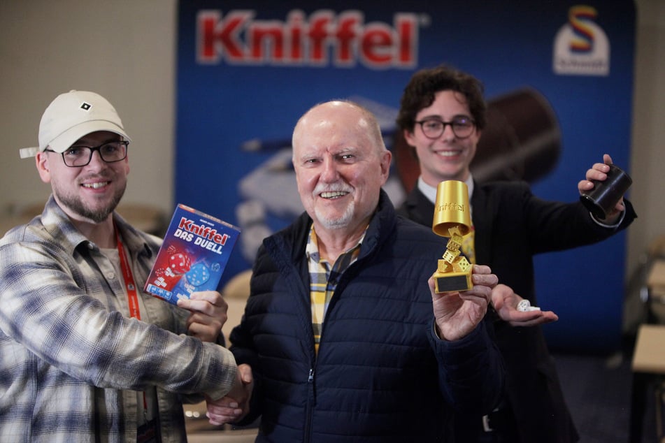 Der Dresdner Rentner Günter Eulitz (77) präsentiert stolz seinen Siegerpokal.
