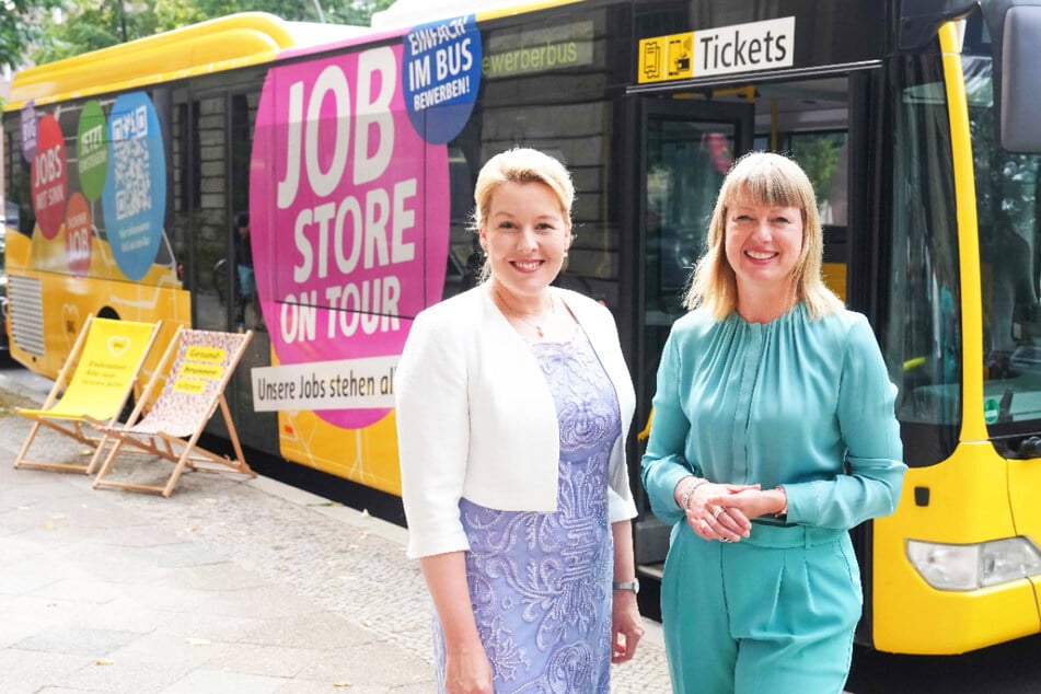 Senatorin Franziska Giffey (46, SPD) und BVG-Vorständin Jenny Zeller schicken den neuen Job-Bus auf Tour.