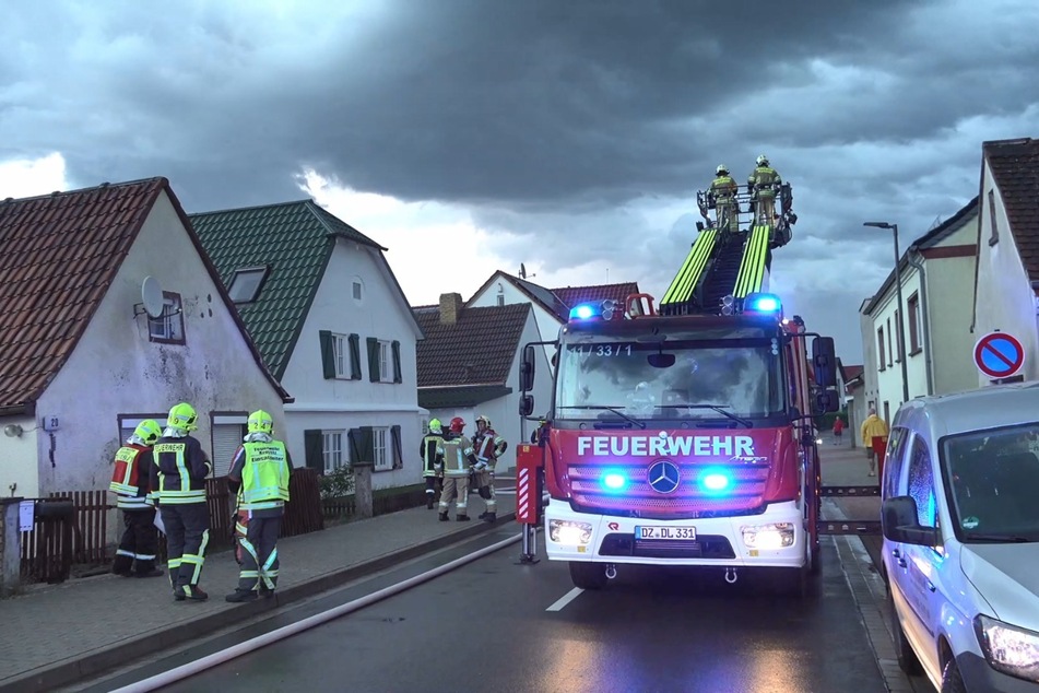 Dunkle Gewitterwolken ziehen über Zschölkau hinweg.
