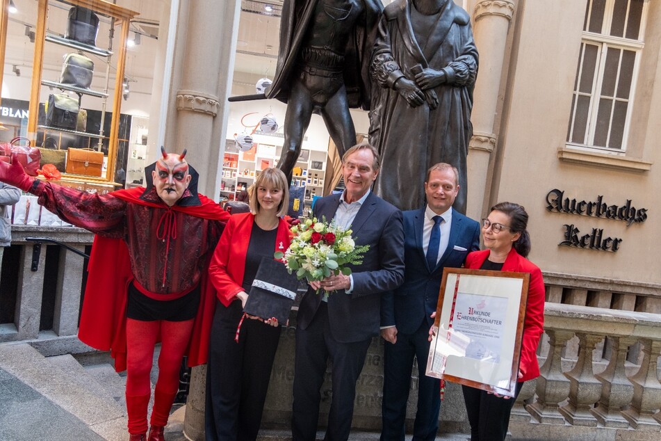 Oberbürgermeister Burkhard Jung (66, SPD) zusammen mit René Stoffregen, Wirt im Auerbachs Keller (2.v.r.), und Mephisto-Darsteller Hartmut Müller nach seiner feierlichen Ernennung zum Ehrenbotschafter.