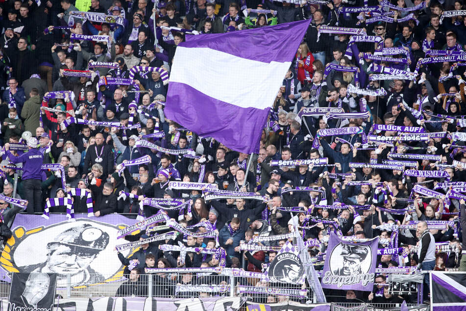 So voll besetzt wie hier am 29. Februar beim 3:0-Sieg gegen den Hamburger SV darf das Erzgebirgsstadion zum Start der neuen Saison Mitte September definitiv noch nicht wieder sein, aber eine 50-prozentige Auslastung scheint denkbar (Archivbild).
