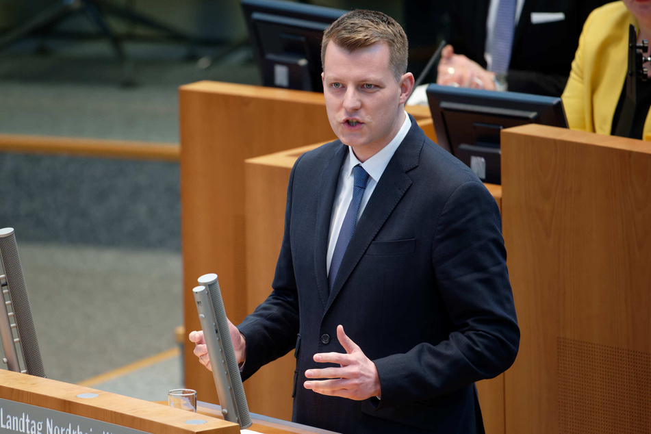 FDP-Landtagsfraktions-Chef Henning Höne (36) übt wegen der zahlreichen Pannen harsche Kritik an Schulministerin Dorothee Feller (56, CDU).