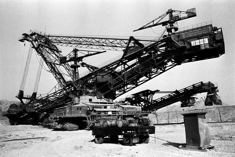 Ein Abraumbagger Mitte der 1980er-Jahre im Tagebau Delitzsch-Südwest - heute ist die Kohlegrube ein streng geschütztes Naturreservat.