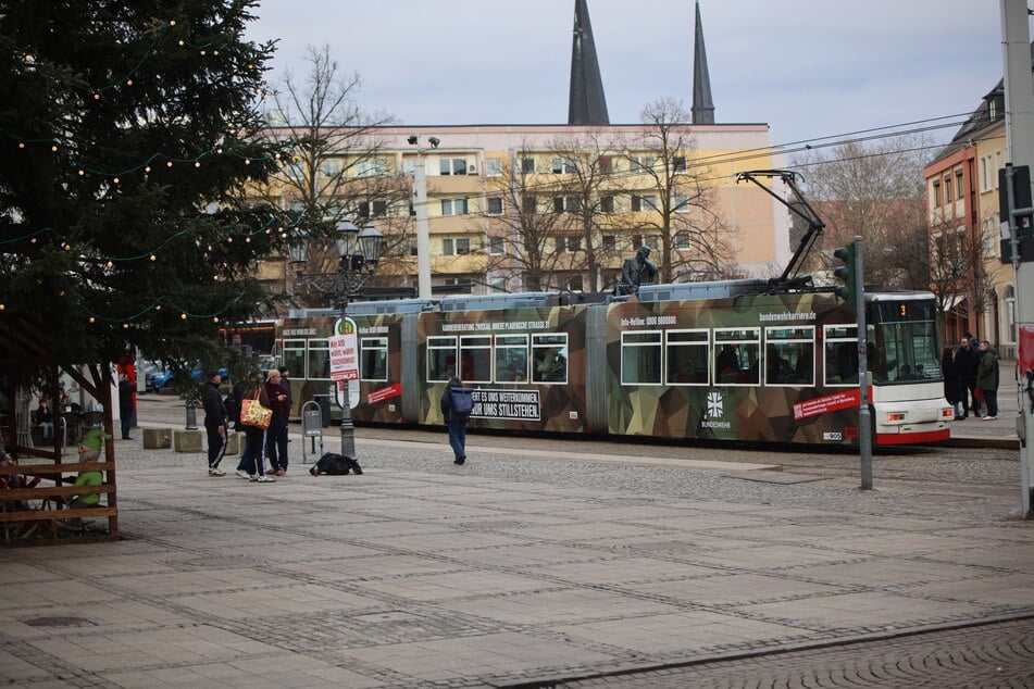 Noch ist die "Tarnbahn" mit Bundeswehr-Werbung in Zwickau unterwegs.