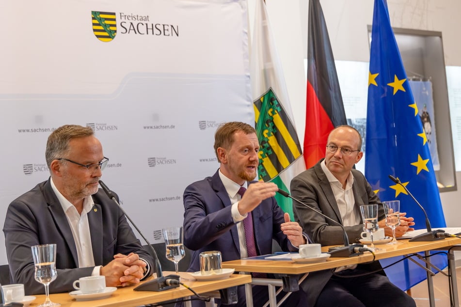 Ministerpräsident Michael Kretschmer (48, CDU, M.), Mittelsachsen-Landrat Dirk Neubauer (52, parteilos, l.) und Vize-Ministerpräsident Wolfram Günther (50, Grüne) bei einer anschließenden Pressekonferenz.