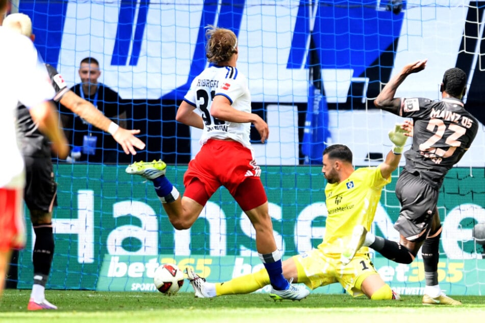 Der erste Mainzer Streich: Sheraldo Becker (r.) lässt HSV-Keeper Daniel Heuer Fernandes (2.v.r.) im Eins-gegen-Eins keine Chance.