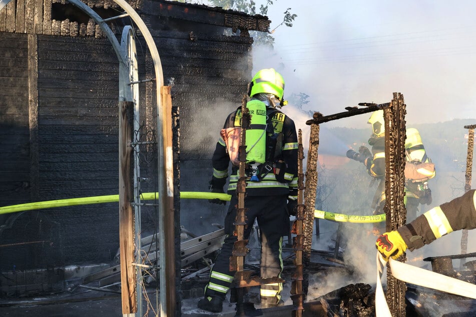 Die Feuerwehr konnte die Laube nicht mehr retten - sie fackelte komplett ab.