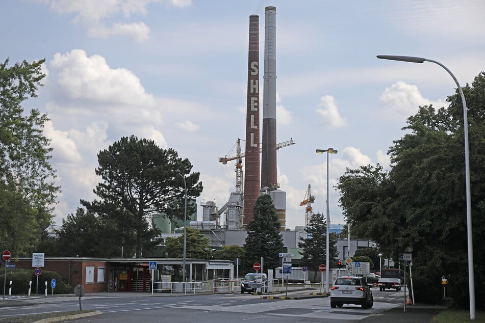 Die Einfahrt zur Shell Raffinerie in Köln-Godorf.