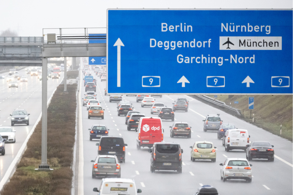 Der Verkehr fällt am Sonntag wie schon an Heiligabend in Bayern überschaubar aus. Am Montag dürfte sich das jedoch ändern. (Symbolbild)