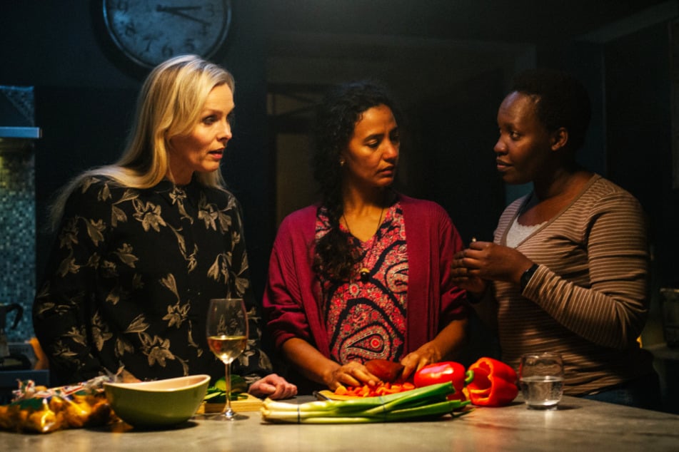Hier verstehen sich Gisella (l., Elma Lisa Gunnarsdottir), Marisol (M., Raffaella Brizuela Sigurdardottir) und Abeba (Enid Mbabazi) noch gut. Das ändert sich mit der Zeit allerdings.