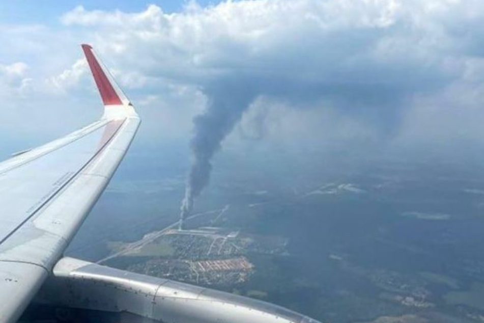 Die riesige Rauchsäule war vom Flugzeug aus zu sehen.