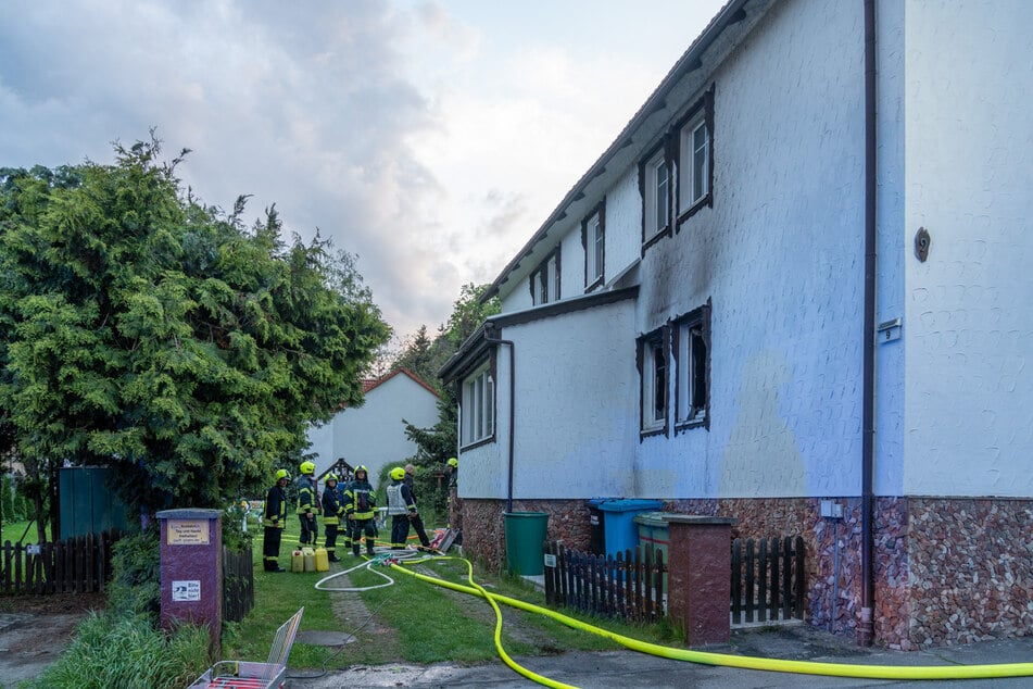 Brand in Einfamilienhaus in Rudolstadt: Mega-Aufgebot der Feuerwehr rückt an