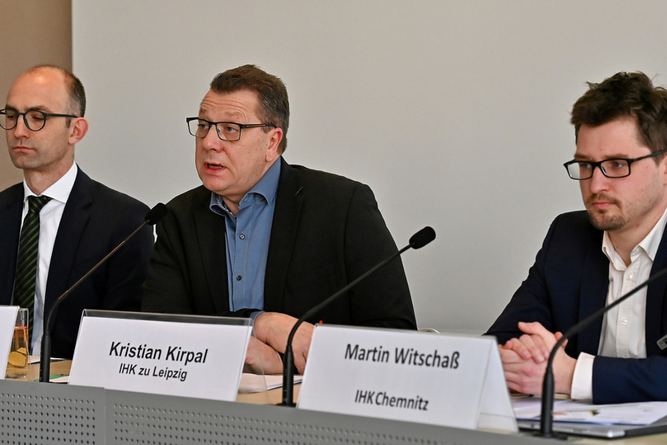 Die Ergebnisse der Konjunktur-Umfrage präsentierten die IHK-Chefs Lukas Rohleder (41, Dresden, v.l.), Kristian Kirpal (49, Leipzig) und Martin Witschaß (38, Chemnitz/Standortpolitik).