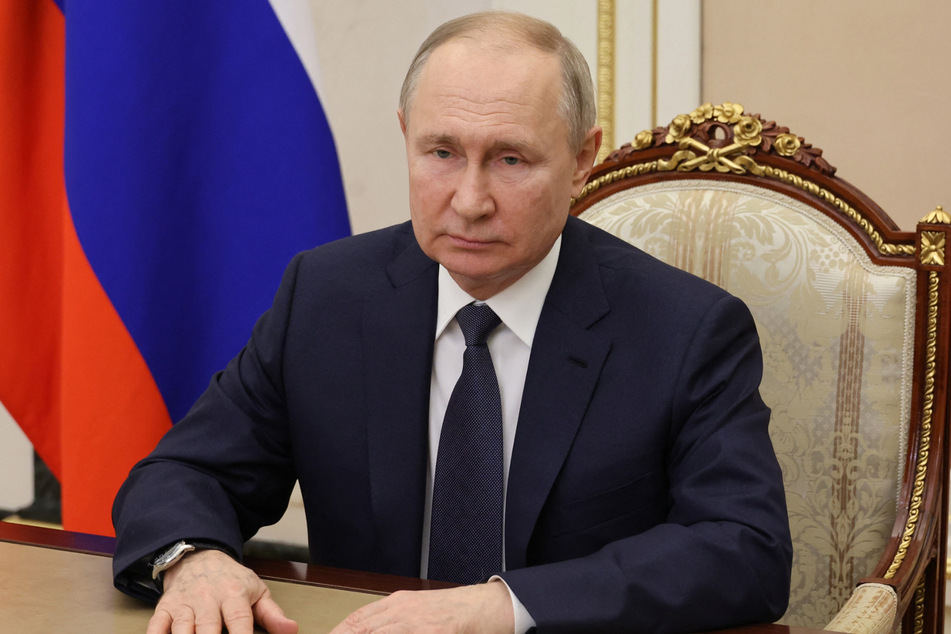 Wladimir Putin (71) sitzt in seinem hohen Alter entspannt im Kreml. In der Ukraine leiden junge Russen und Ukrainer.