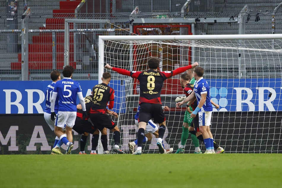 Jordy Gillekens (verdeckt) brachte den SVWW in der ersten Halbzeit in Führung.