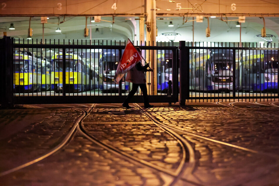 Schon am frühen Dienstagmorgen: Ein Streikposten vor dem Straßenbahnhof Angerbrücke.