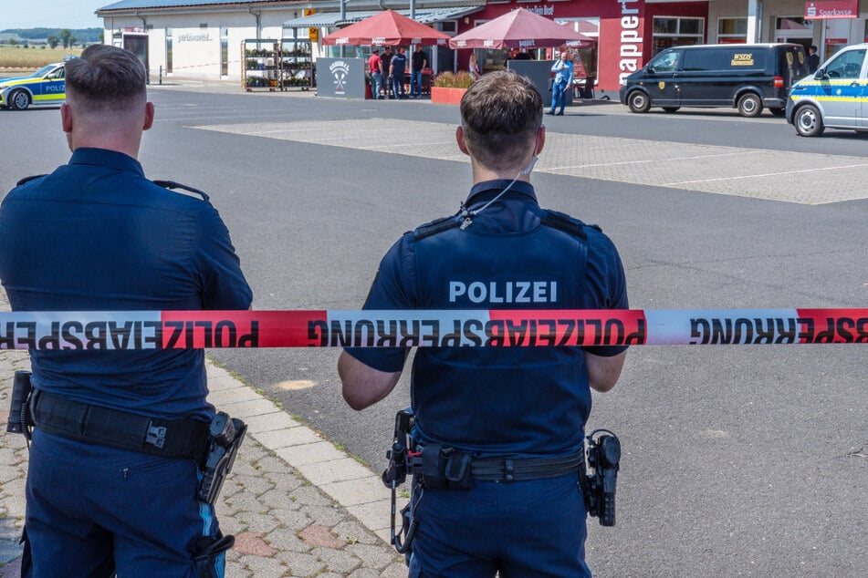 Die Polizei leitete sofort nach der Alarmierung eine groß angelegte Fahndung ein. Die Kriminalpolizei Schweinfurt sucht Zeugen.