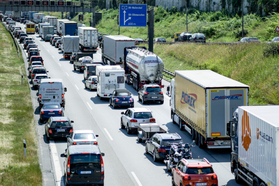 Vorm Elbtunnel stehen zahlreiche Fahrzeuge auf der A7 im Stau. (Archivbild)
