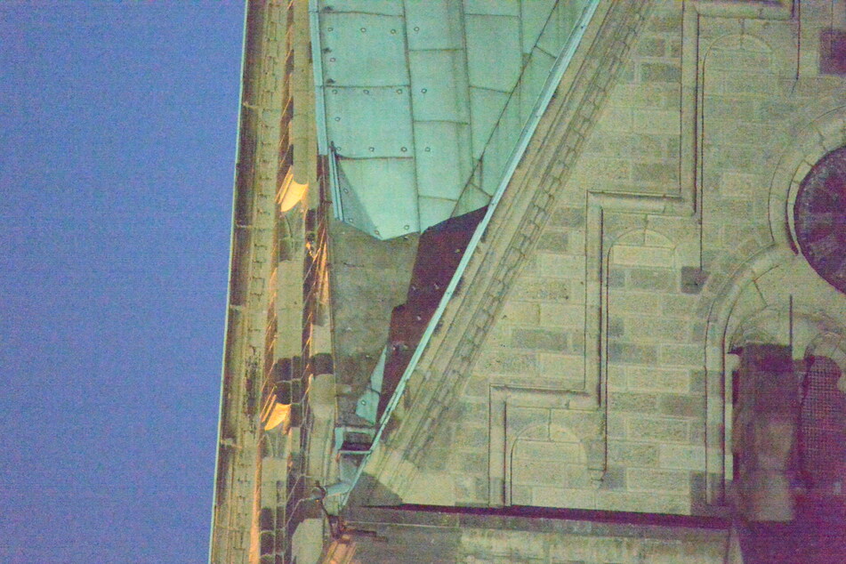 An der Kirche auf der Südstraße in Krefeld hat sich die Metallvertäfelung am Dach der dortigen Kirche gelöst. Der Bereich rund um die Kirche wurde abgesperrt.