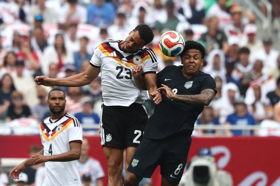 Deutschlands Felix Nmecha (25, links) kämpft im Luftduell mit Weston McKennie (27) um den Ball.