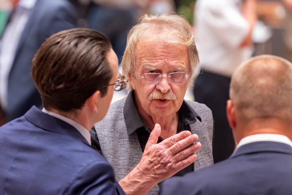 Ratlosigkeit unter den Stadtratsmitgliedern: Kaum hatte Dieter Füsslein (80, FDP) das Los gezogen, war die Wahl auch schon annulliert.