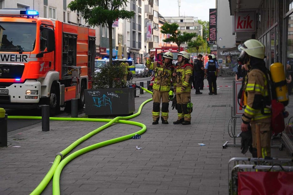 Flammen in Kölner Innenstadt: Feuerwehr rettet Familie aus Wohnhaus
