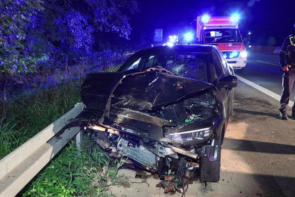 Durch die Wucht des ungebremsten Aufpralls wurde das Fahrzeug des mutmaßlichen Unfallverursachers (29) im vorderen Bereich völlig deformiert.