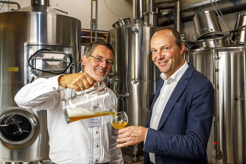 Minister Wolfram Günther (47, Grüne, r.) lässt sich von Brauer Oettel ein schmackhaftes heimische Biobier einschenken.